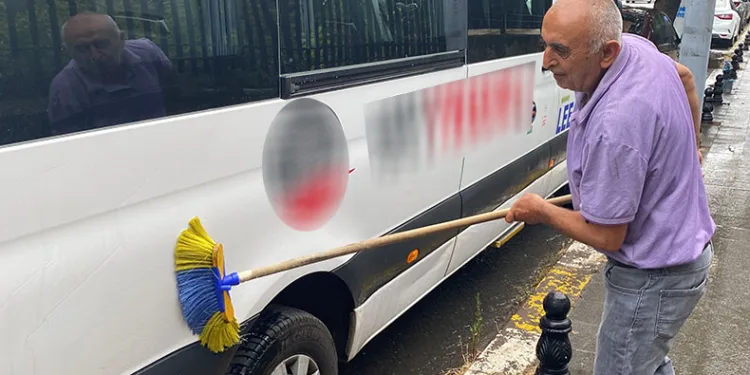 Yağan yağmurda aracını yıkadı