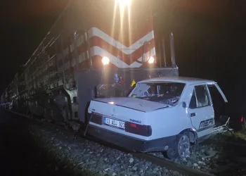 Trenin çarptığı otomobil sürücüsü şans eseri hafif yaralandı
