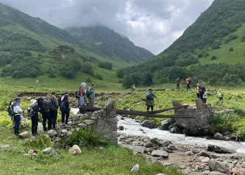 Nefes kesen manzarada yorulmadan yürüdüler