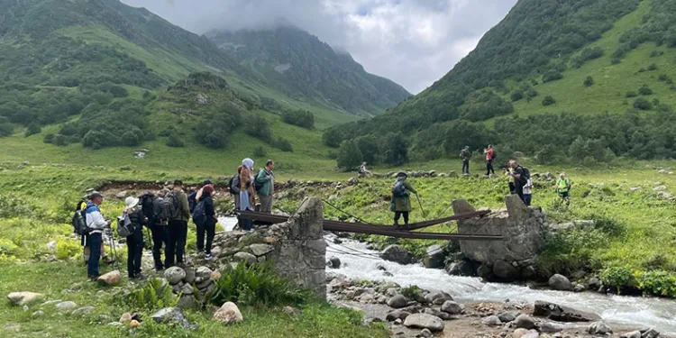 Nefes kesen manzarada yorulmadan yürüdüler
