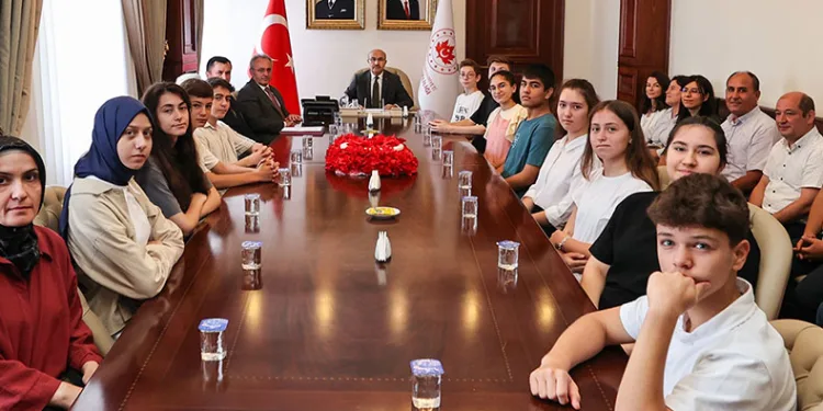 Vali Demirtaş, LGS birincilerini ağırladı