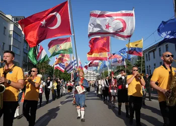 Uluslararası Altın Karagöz Halk Dansları Yarışması Bursa’da başladı