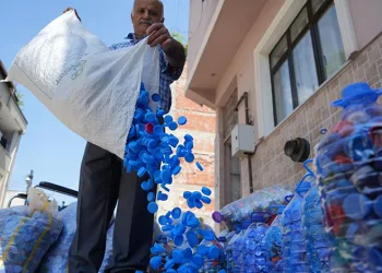 Bursa’da topladığı kapaklarla engellilere bağış yaptı
