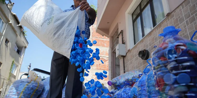 Bursa’da topladığı kapaklarla engellilere bağış yaptı