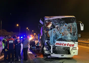 TEM’in Bolu geçişinde 2 yolcu otobüsü çarpıştı: 15 yaralı
