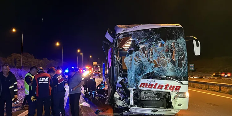 TEM’in Bolu geçişinde 2 yolcu otobüsü çarpıştı: 15 yaralı