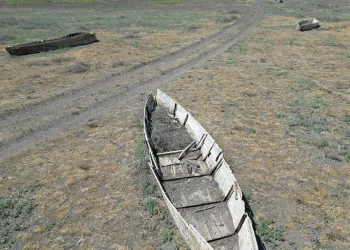 Bir zamanlar kayıkların ilerlediği gölde şimdi motorlu taşıtlar ilerliyor