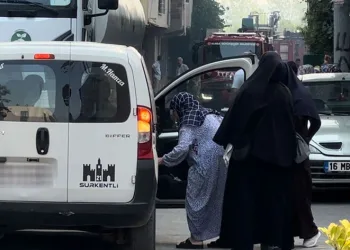 Yaşlı kadın yangından son anda kurtarıldı
