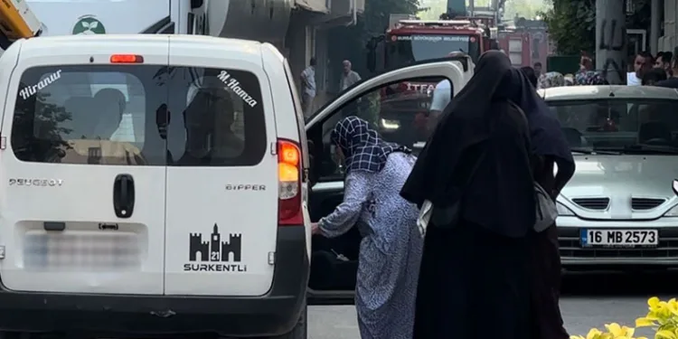 Yaşlı kadın yangından son anda kurtarıldı