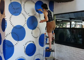 Biriktirdiği parayla kendi kafesini açtı