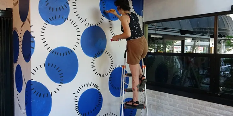 Biriktirdiği parayla kendi kafesini açtı