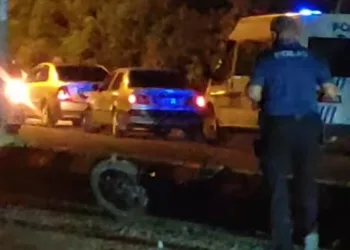 Refüje çarparak devrilen motosikletin sürücüsü öldü