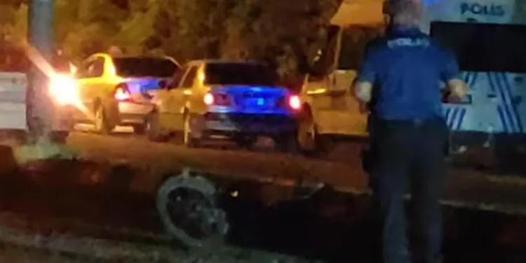 Refüje çarparak devrilen motosikletin sürücüsü öldü