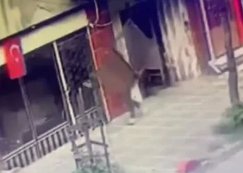 Apartmanın kapısını söküp çaldı