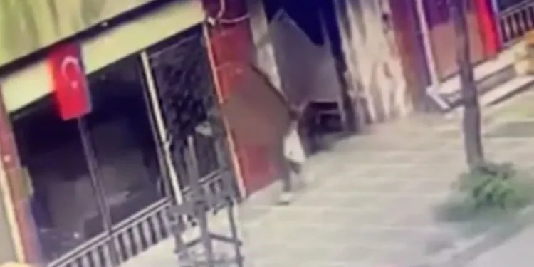 Apartmanın kapısını söküp çaldı