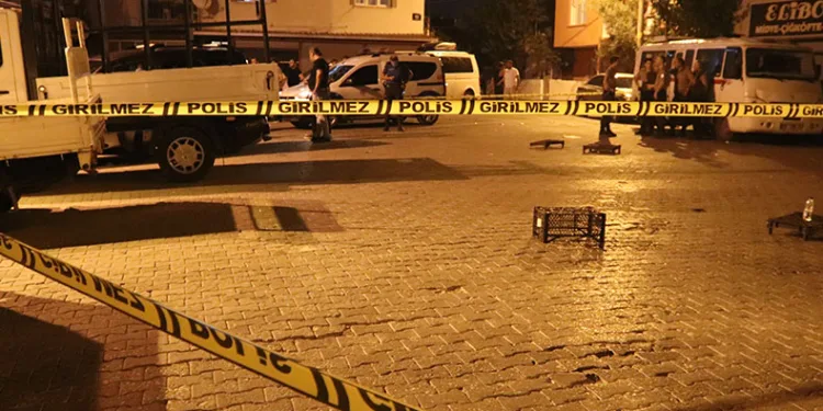 Küfür kavgasında silah ve bıçaklar çekildi