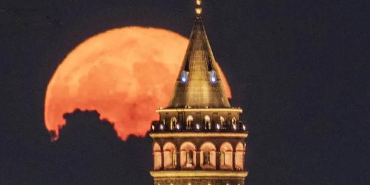 Dolunay İle Galata kulesi buluştu