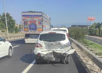 Bursa’da otomobil ile cip çarpıştı