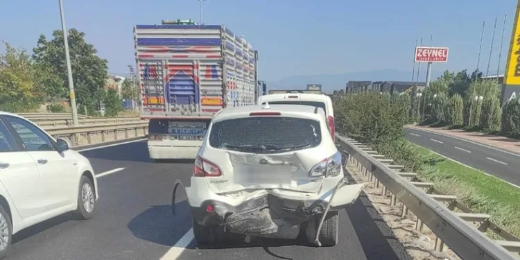 Bursa’da otomobil ile cip çarpıştı