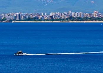 Yüzen 3 kişinin kıyıya dönemediği ihbarı deniz polisini alarma geçirdi