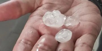 Ardahan’da sağanak ve dolu etkili oldu