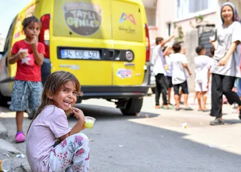 Mersin’de çocuklara limonlu dondurma ikram ediliyor