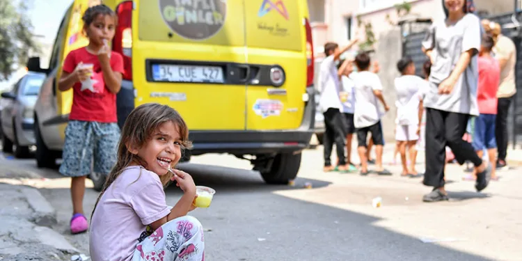 Mersin’de çocuklara limonlu dondurma ikram ediliyor