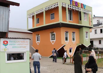 ‘Ters Ev’ Arap turistlerin ilgi odağı oldu