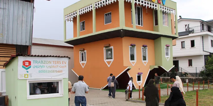 ‘Ters Ev’ Arap turistlerin ilgi odağı oldu