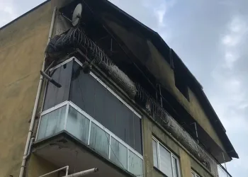 3 katlı binanın en üst katı alevlere teslim oldu