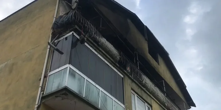 3 katlı binanın en üst katı alevlere teslim oldu