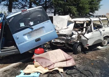 Araçlar kafa kafaya çarpıştılar