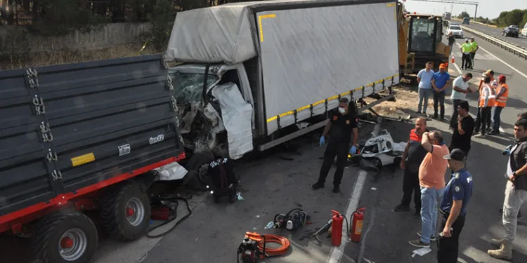Kamyonet, buğday yüklü römorka arkadan çarptı