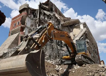 Elazığ’da ağır hasarlı yapıların yıkımları sürüyor
