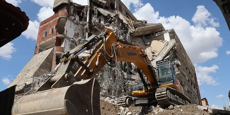 Elazığ’da ağır hasarlı yapıların yıkımları sürüyor