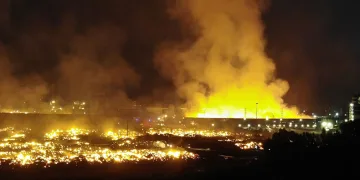 Kağıt fabrikasındaki yangın söndürülemiyor