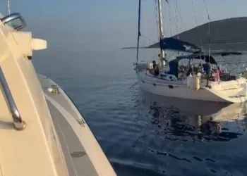 Yelkenlide 68 düzensiz göçmen yakalandı