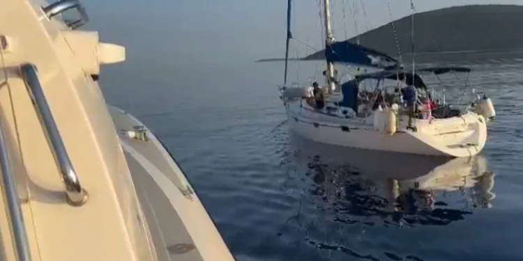 Yelkenlide 68 düzensiz göçmen yakalandı