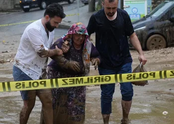 Bursa’da taşan dere araçları önüne kattı