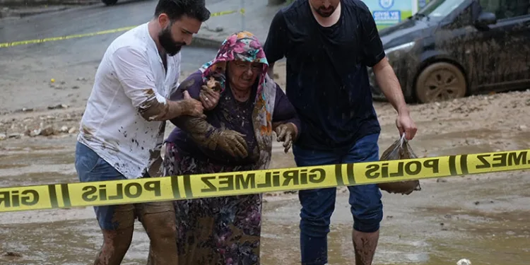 Bursa’da taşan dere araçları önüne kattı