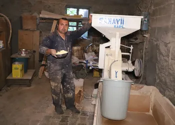 İlçenin son değirmencisi teknolojiyle yarışıyor