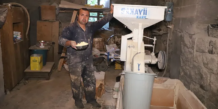 İlçenin son değirmencisi teknolojiyle yarışıyor