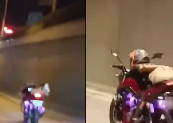 Motosikletin üzerine uzanarak seyretti
