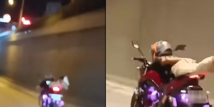 Motosikletin üzerine uzanarak seyretti
