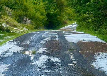 Dolu yağışı sonrası her yer beyaza büründü