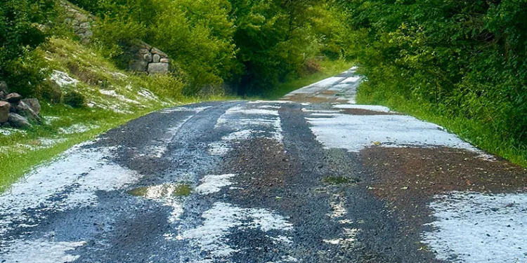 Dolu yağışı sonrası her yer beyaza büründü