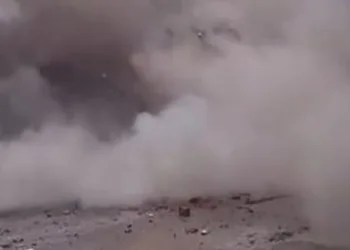 Elazığ’da ağır hasarlı binaların yıkımı sürüyor