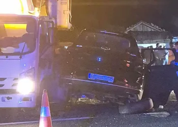 Bozüyük’te otomobil kamyona çarptı
