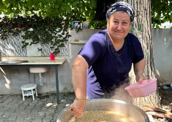 Deprem bölgesinde bolluk ve bereketin simgesi aşure