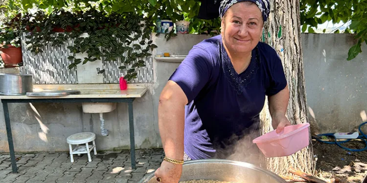 Deprem bölgesinde bolluk ve bereketin simgesi aşure